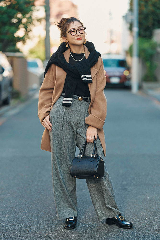 キャメルコート×黒ニット×グレーワイドパンツ