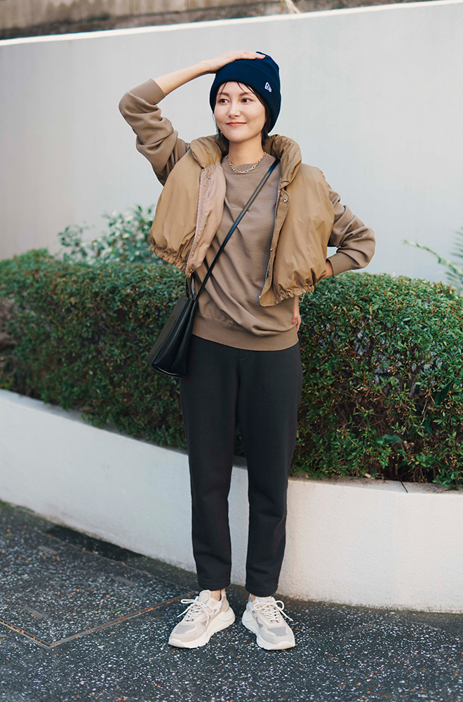 カーキダウンベスト×カーキスエット×黒パンツ