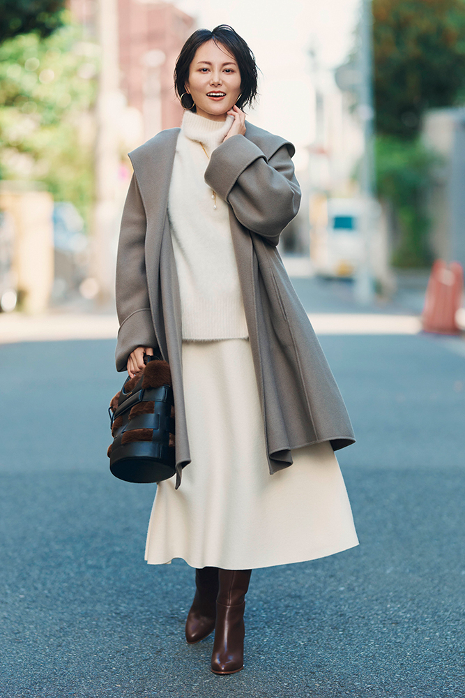 カーキショールカラーコート×白タートルニット×白フレアスカート