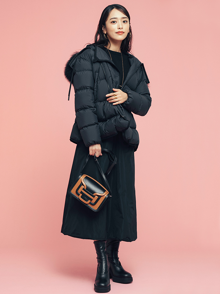 近藤千尋さん ダウンジャケットとスカートのコーデ