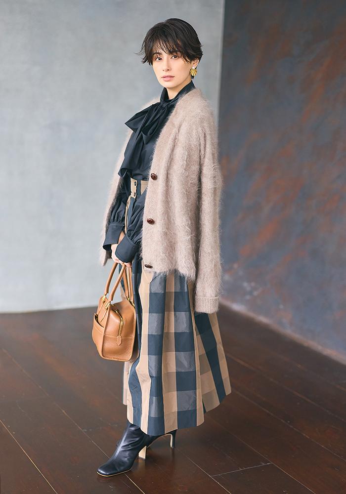 ベージュビッグカーディガン×黒ボウタイブラウス×ボックスチェック柄フレアスカート