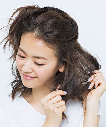 表面の髪をクリップで留め、残った髪にワックスをなじませている写真