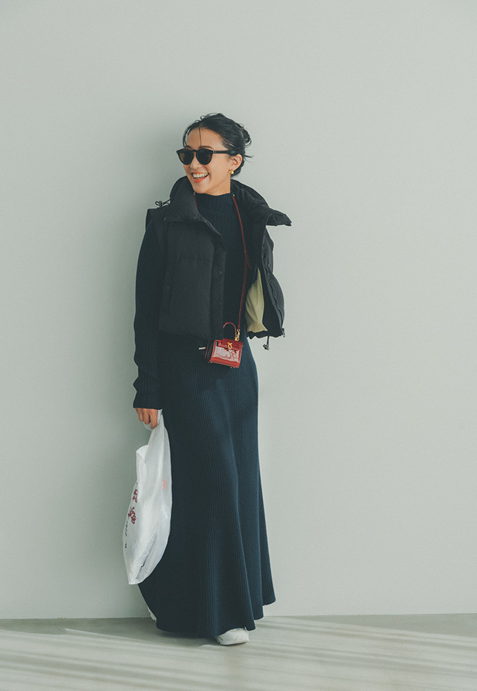 黒ダウンベスト×黒ニットワンピース