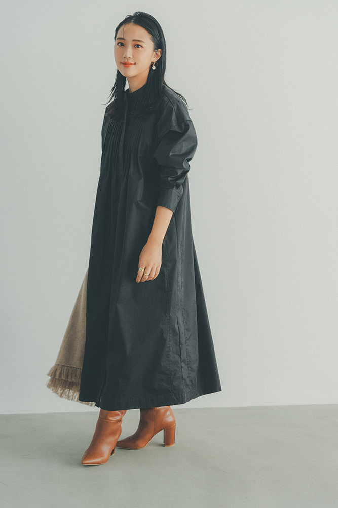 黒ワンピース×ストール×茶色ブーツの女性