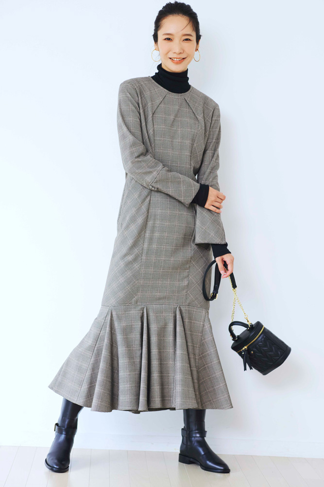黒タートルネック×チェック柄ワンピース×黒ブーツ