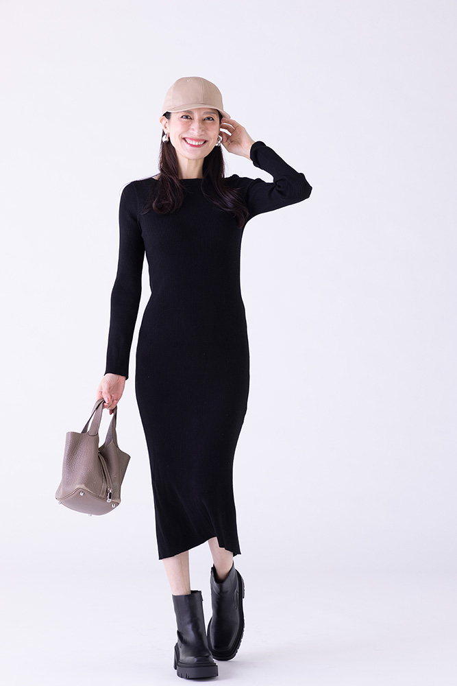 ベージュキャップ×黒ワンピース×黒ブーツ