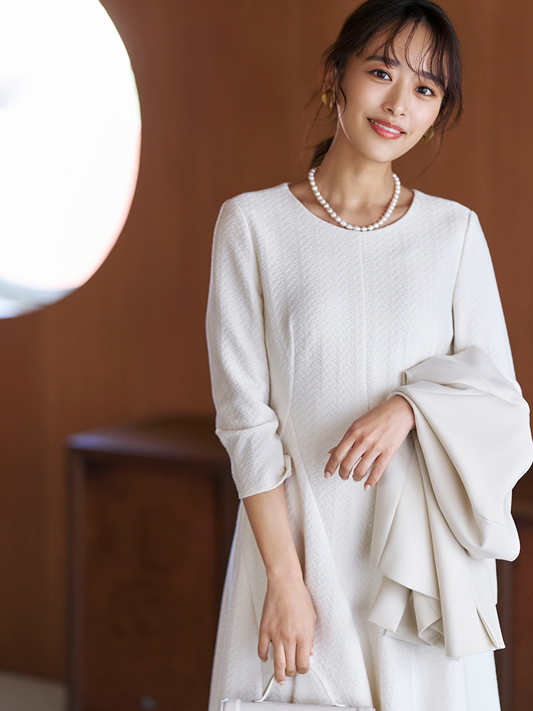 ワンピ1枚になっても映える「ノーカラージャケット×デザインワンピ」が賢いチョイス