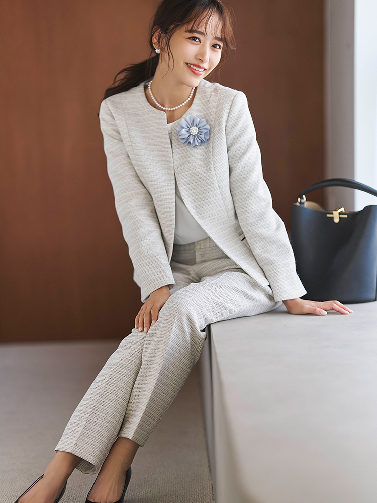 ベージュのツイードが、ノーカラーJK×細身テーパードを優しげに見せて