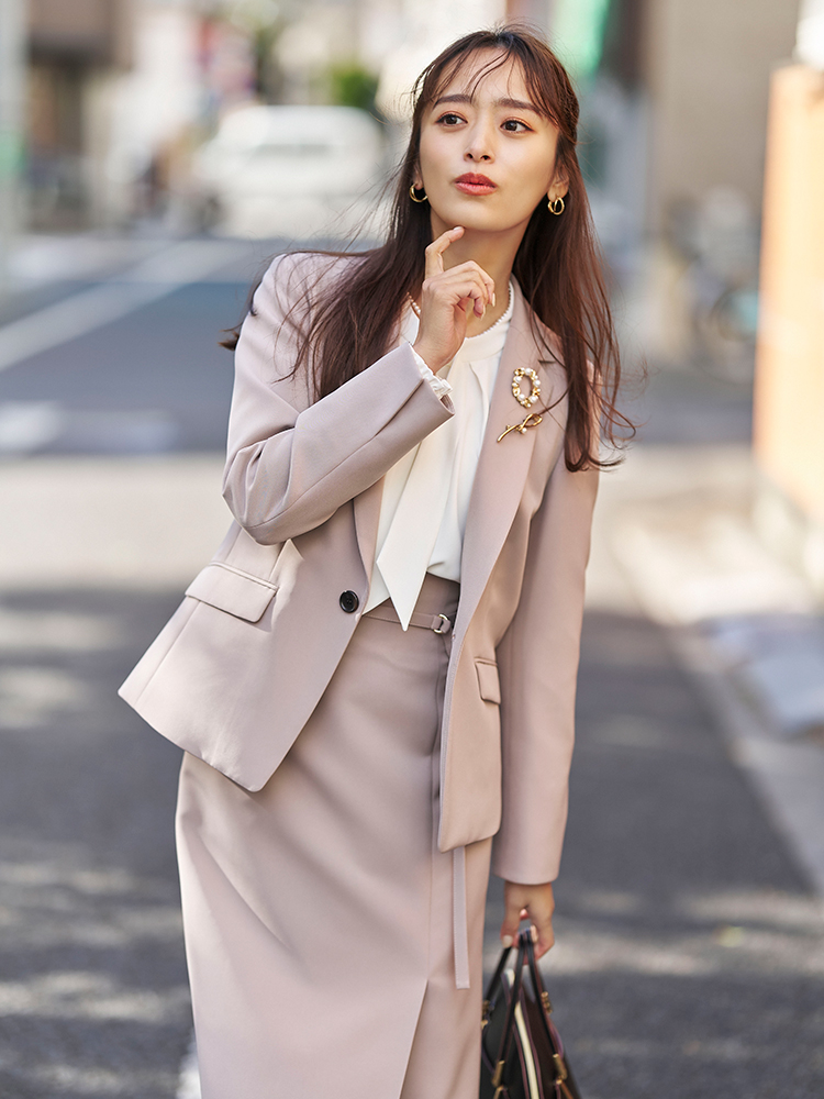 近藤千尋さん ジャケットとスカートのコーデ