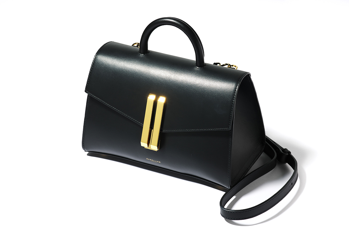 黒のハンドバッグの写真