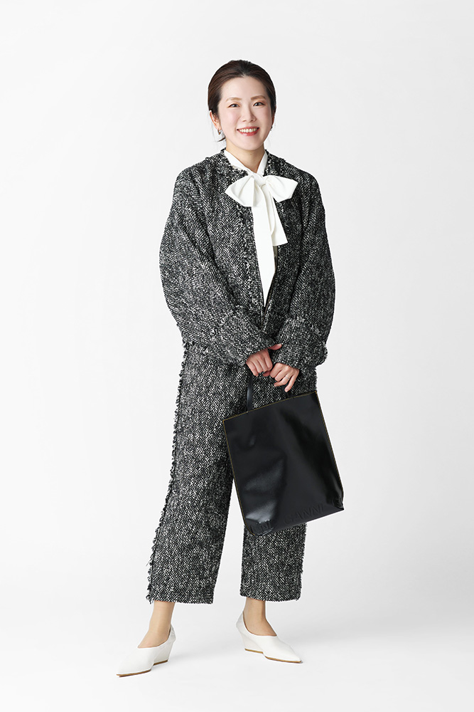 ドマーニラボメンバー 杉本緑さん　ツイードセットアップ×ボウタイブラウスコーデ