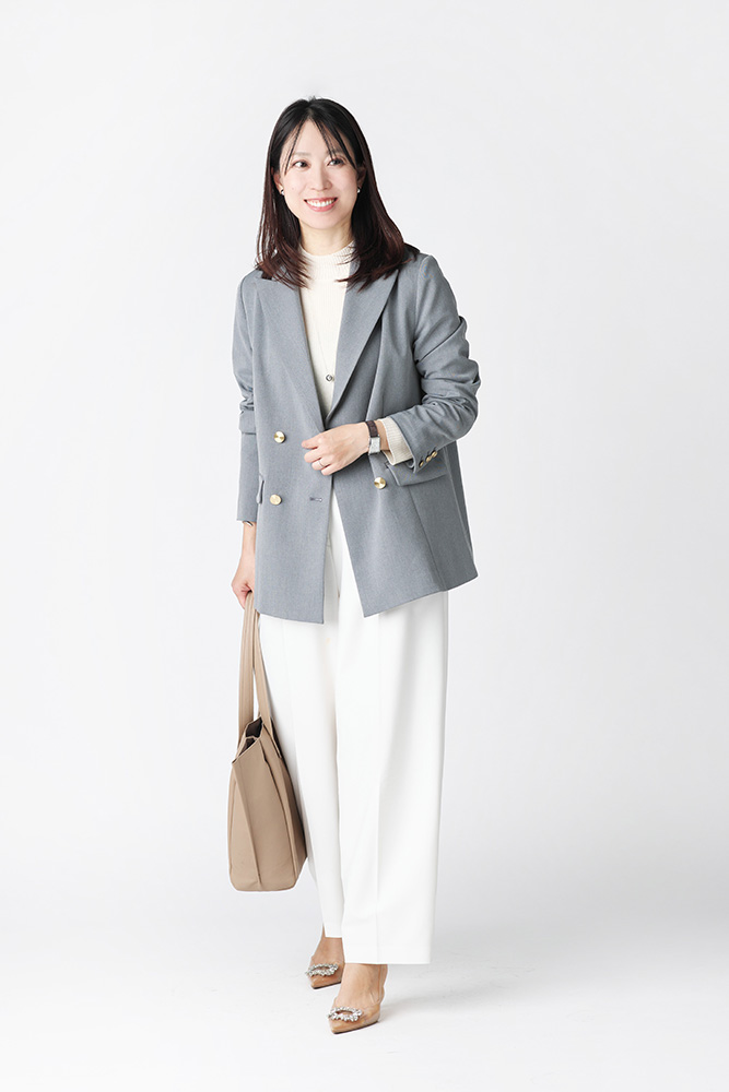 白トップス×白ワイドパンツ×ライトグレージャケット