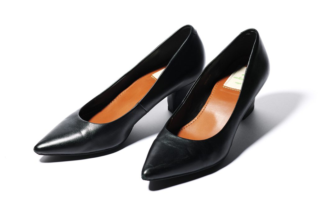 「シューズ」は、足元をきれいに見せるポインテッドトゥ&太めヒールのパンプスを抑えたい