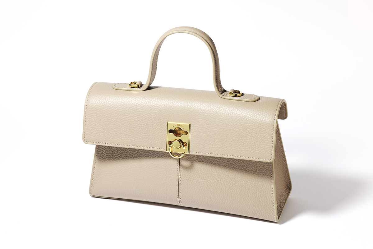 ベージュのハンドバッグ