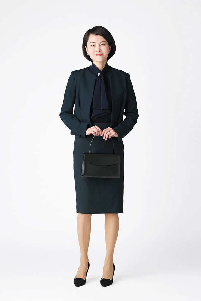 ドマーニ専属読者モデル 鈴木まきさん ネイビージャケット×ブラウス×スカートコーデ
