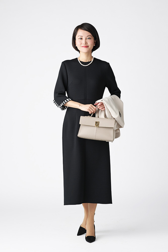 ドマーニ専属読者モデル 鈴木まきさん　黒ワンピコーデ