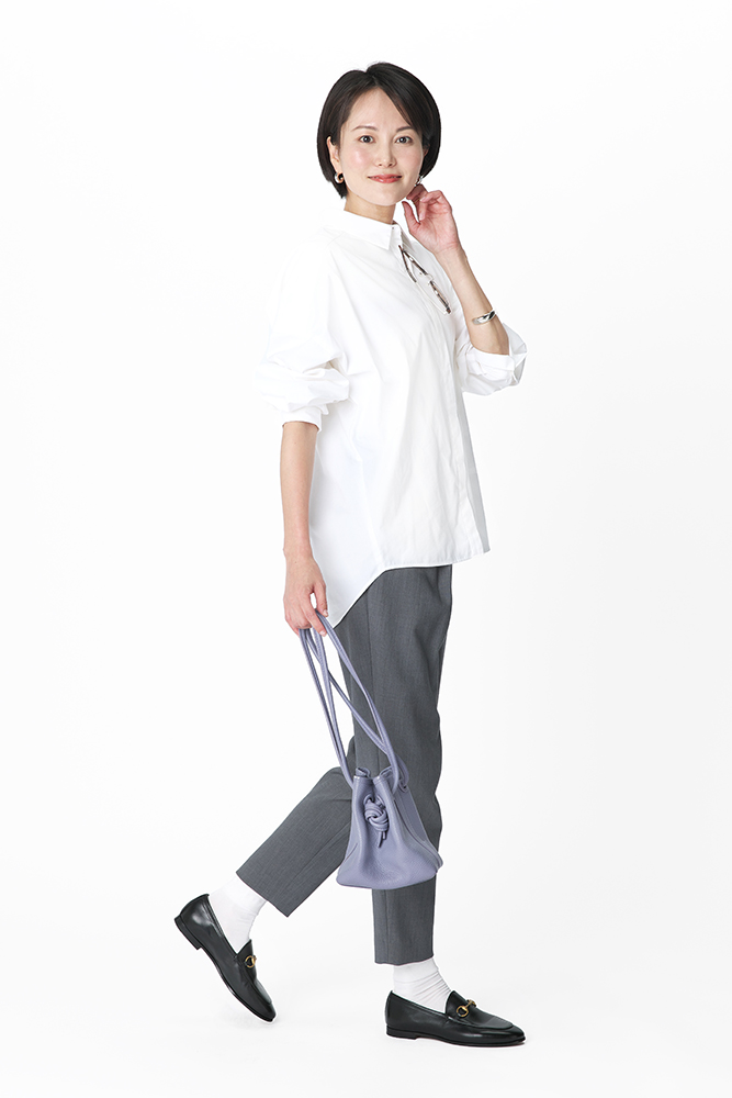白シャツ×ライトグレーパンツ