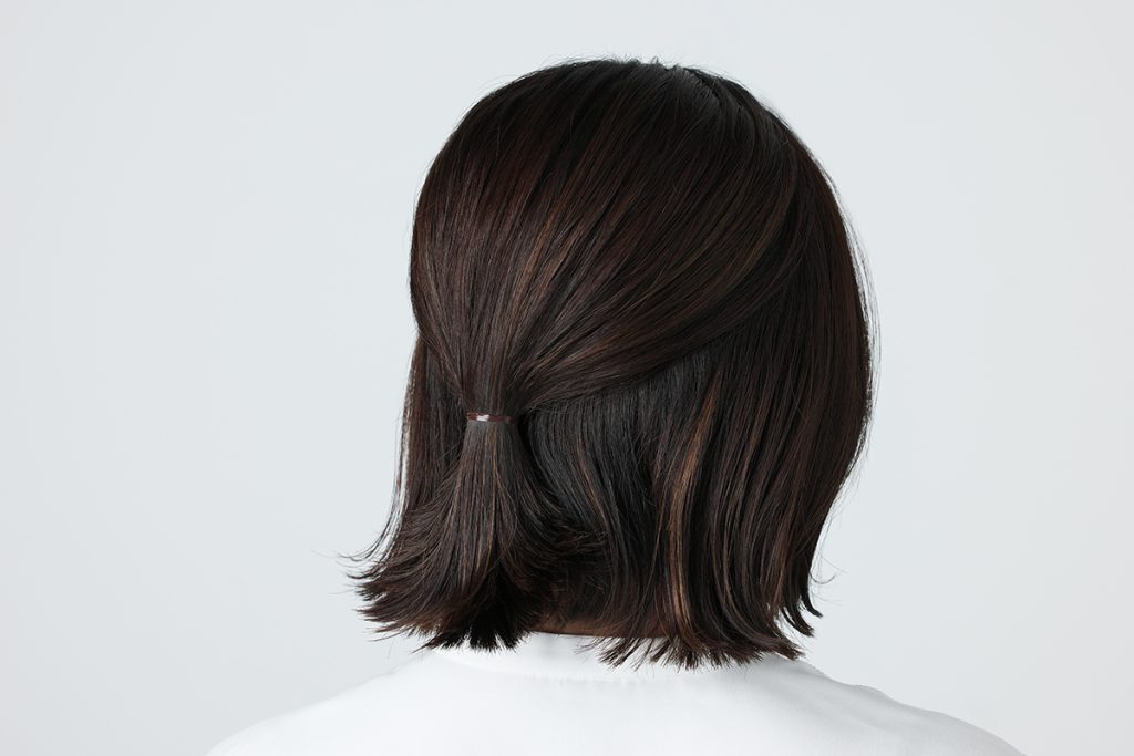 こめかみ上の髪を結ぶ