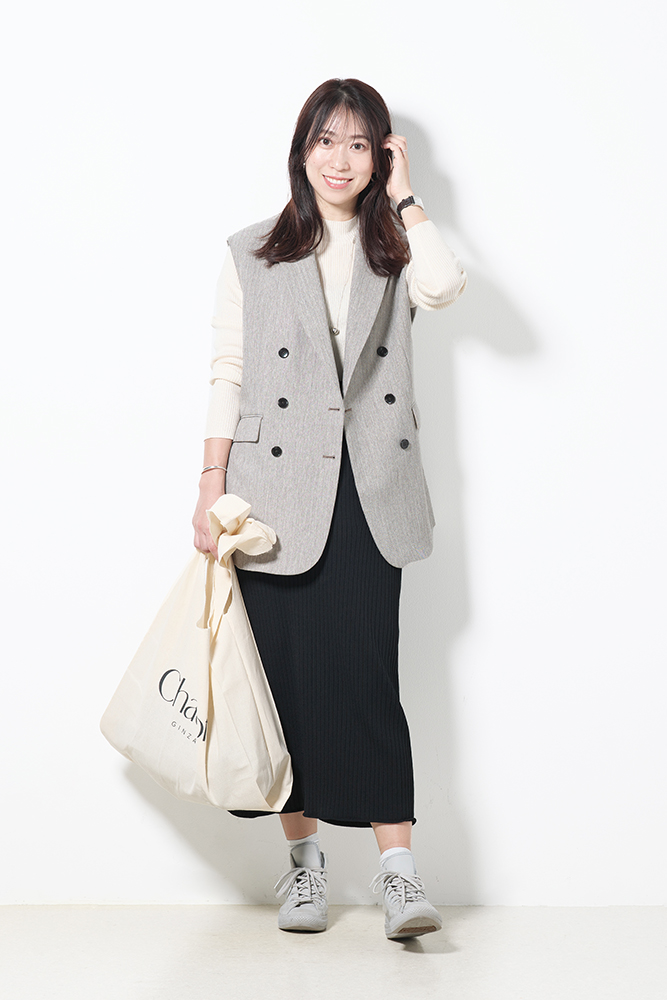 白ニット×ライトグレージレ×黒スカート