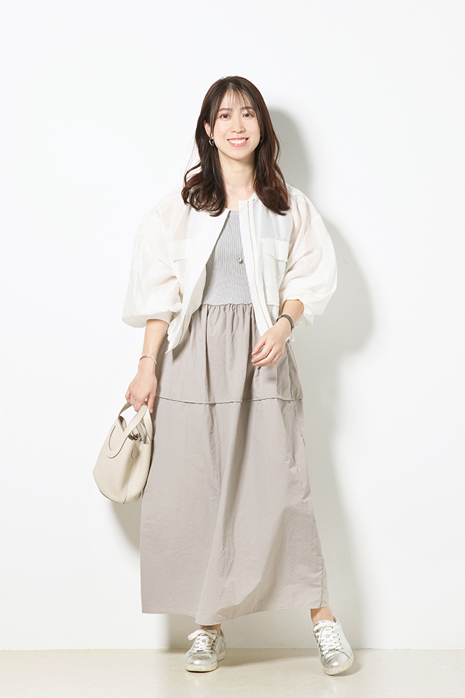 白シアーブルゾン×ライトグレーワンピース×シルバースニーカー