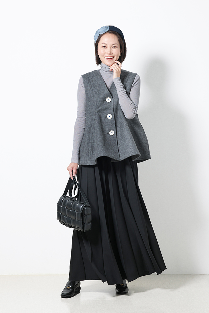 黒スカート×グレーハイネック×グレージレ