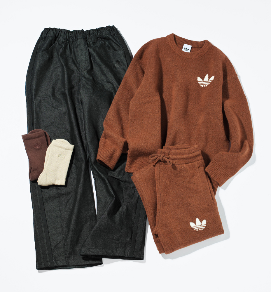 アディダスのデニムパンツ、ブラウンニットアップ、靴下の写真