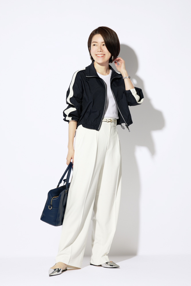 白パンツ×白トップス×ネイビーナイロンジャケット