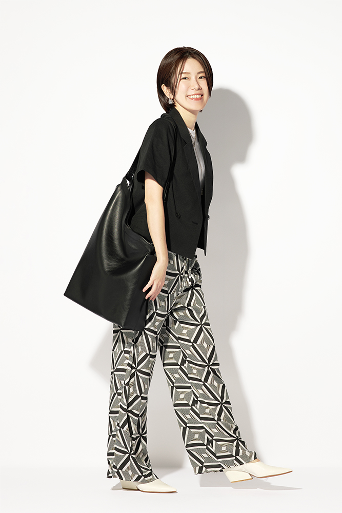 黒半袖ジャケット×柄パンツ