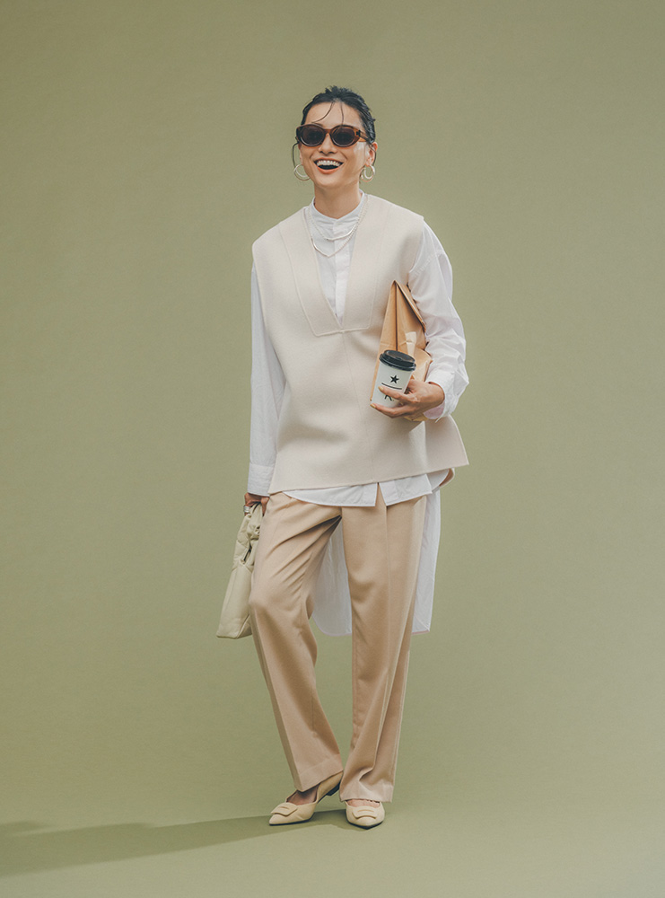 サングラスをかけた笑顔の女性