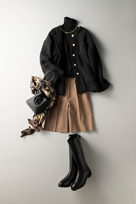 黒タートルネック×ベージュハーフパンツ×黒ジャケット