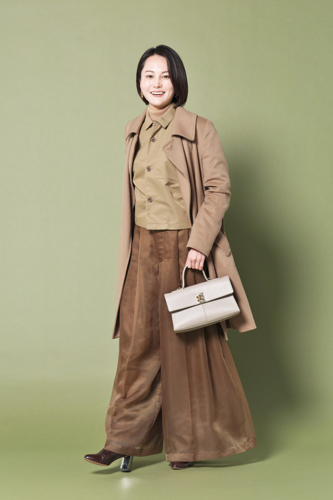 ドマーニ読者モデル 鈴木まきさん ベージュコート×ベージュシャツ×シアーレイヤードパンツコーデ全身写真