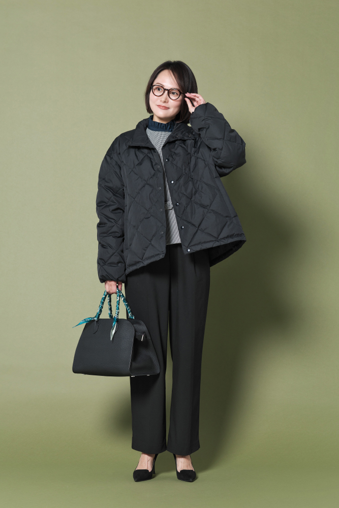 ドマーニ専属読者モデル 鈴木まきさん　ダウンジャケット×ペプラムジャケット×ネイビーブラウス×ワイドパンツコーデ全身写真