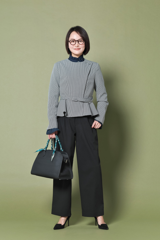 ドマーニ専属読者モデル 鈴木まきさん　ペプラムジャケット×ネイビーブラウス×ワイドパンツコーデ全身写真