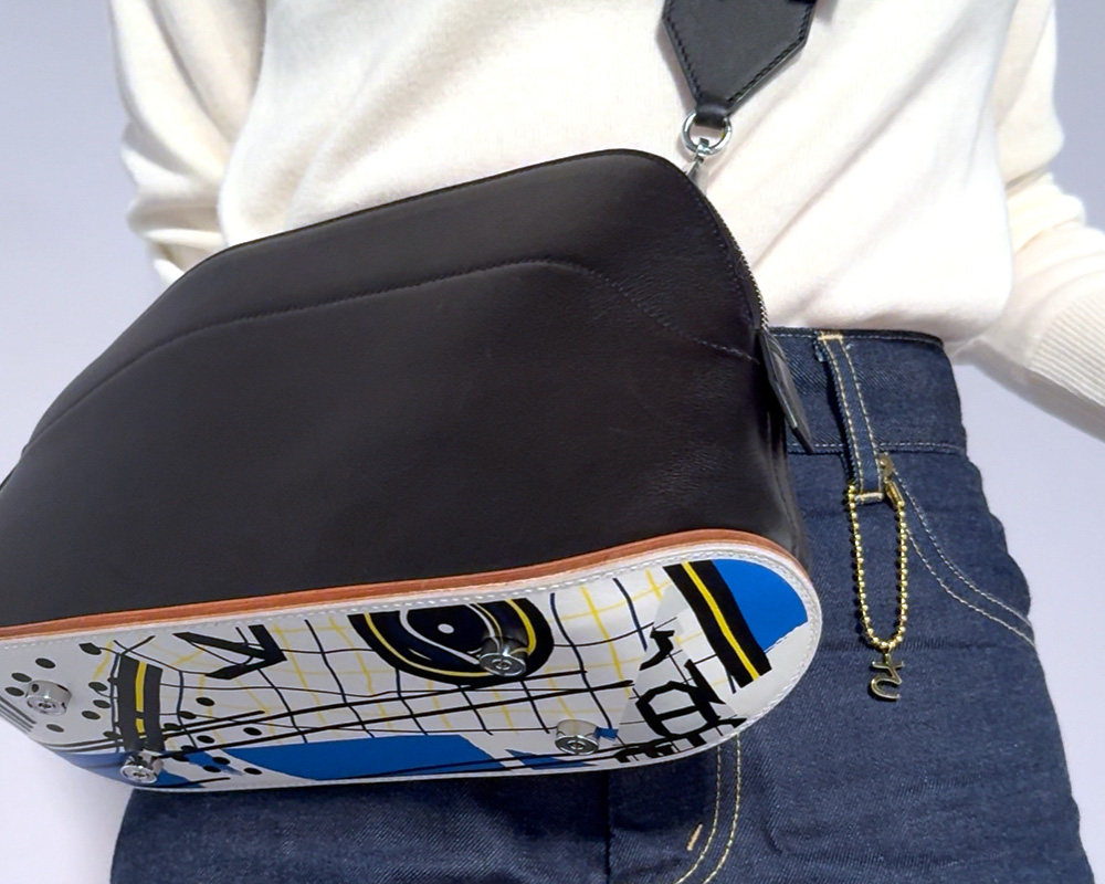 スケボーデザインのバッグとベルトループにつけたチャームの寄り写真