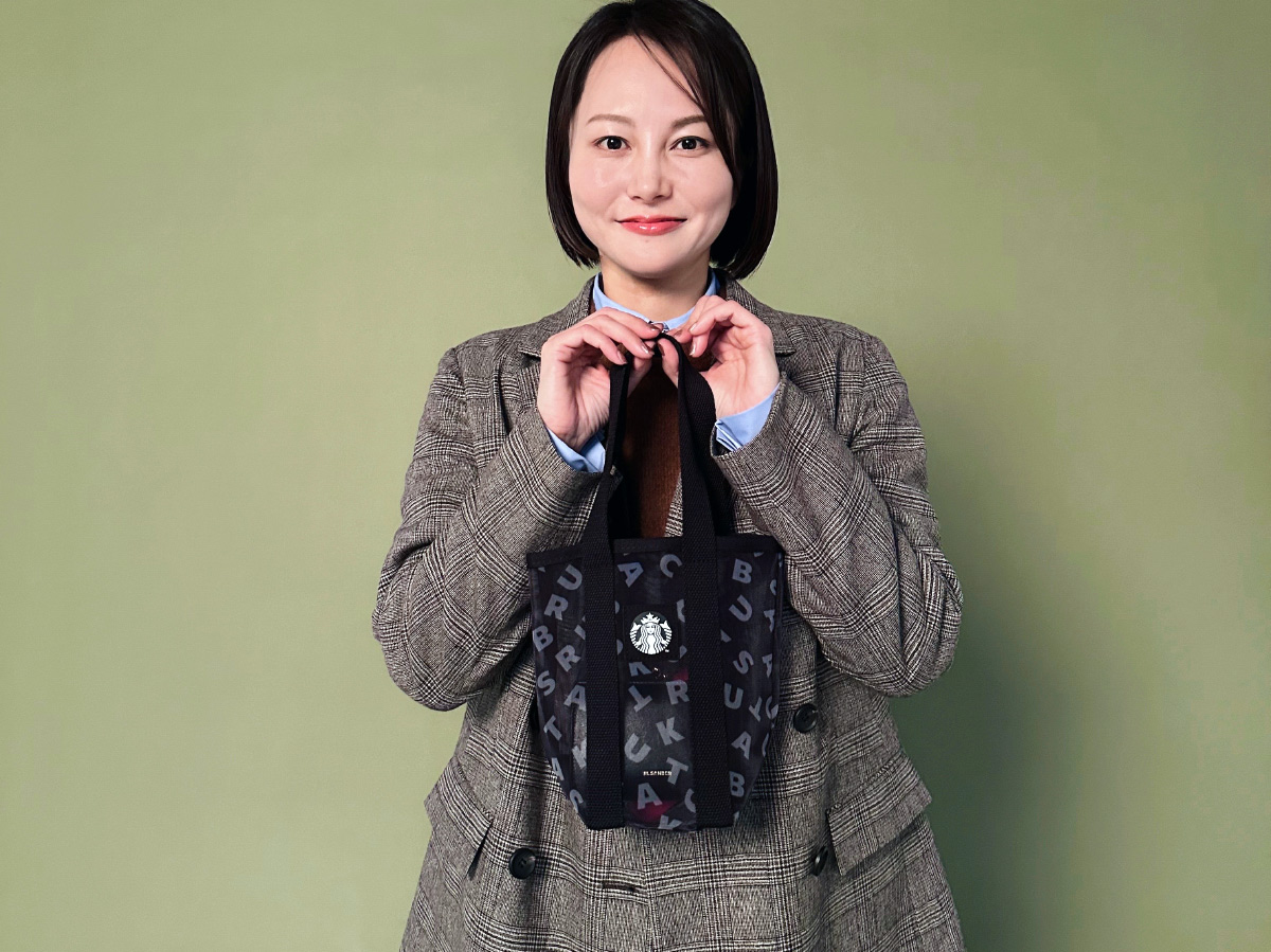 ドマーニ読者モデル 鈴木まきさん スタバのあみバッグを持っている写真