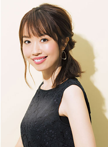 一つ結びした前髪ありのヘアアレンジの正面写真