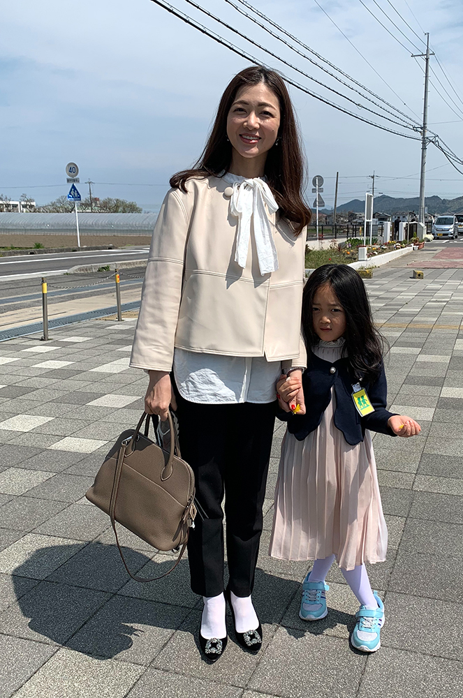 浅野里絵さん　白ジャケット×ボウタイブラウス×黒パンツのセレモニーコーデ写真