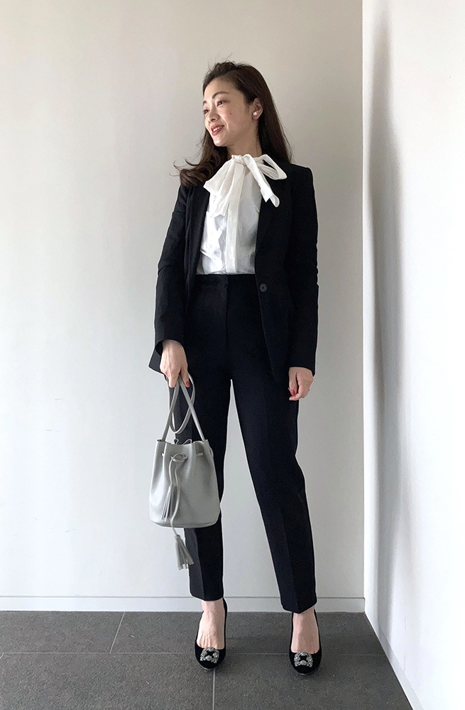 浅野里絵さん 黒のジャケット×黒パンツ×ボウタイブラウスのセレモニーコーデ写真