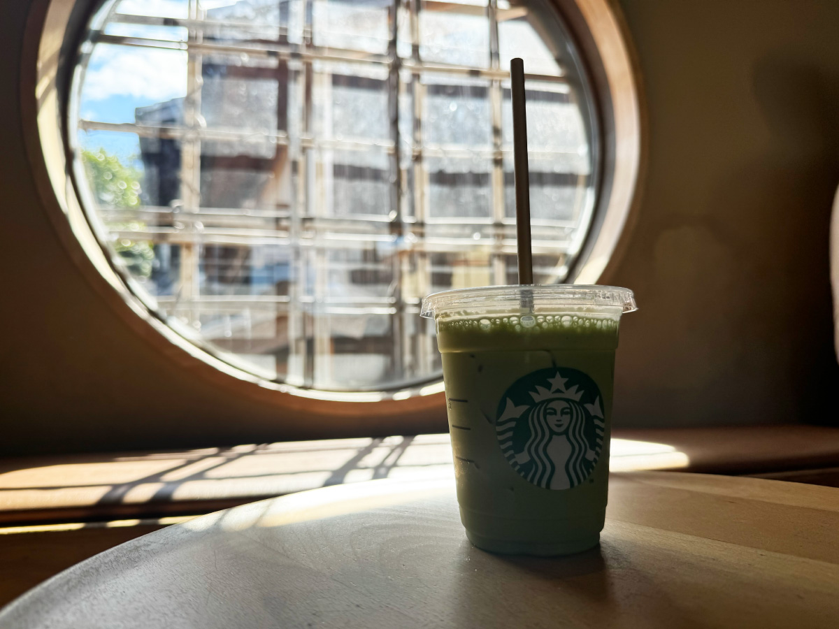 窓際の抹茶ラテ