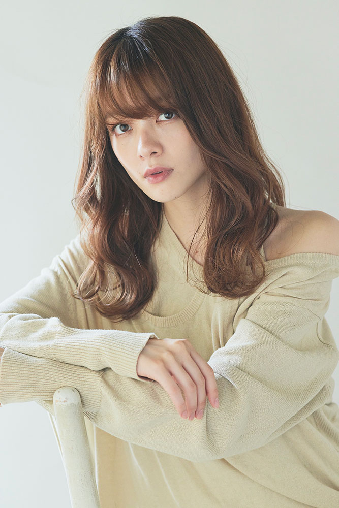 大きめカールが華やかな小顔ロング