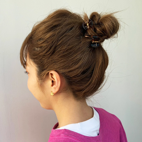 クリップをつけた高めの位置のお団子　後頭部写真