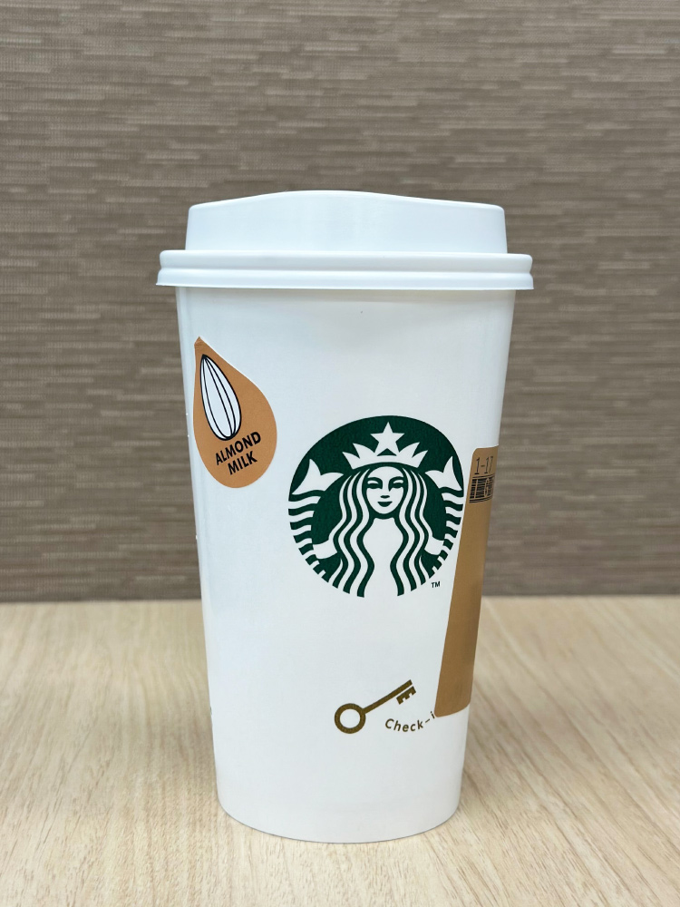 アーモンドミルクシールが貼られたスタバカップ