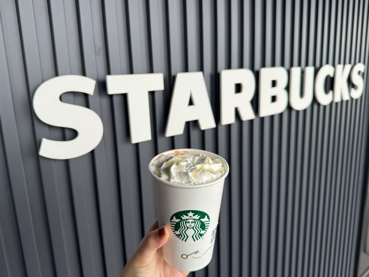 スタバカップを持っている手元