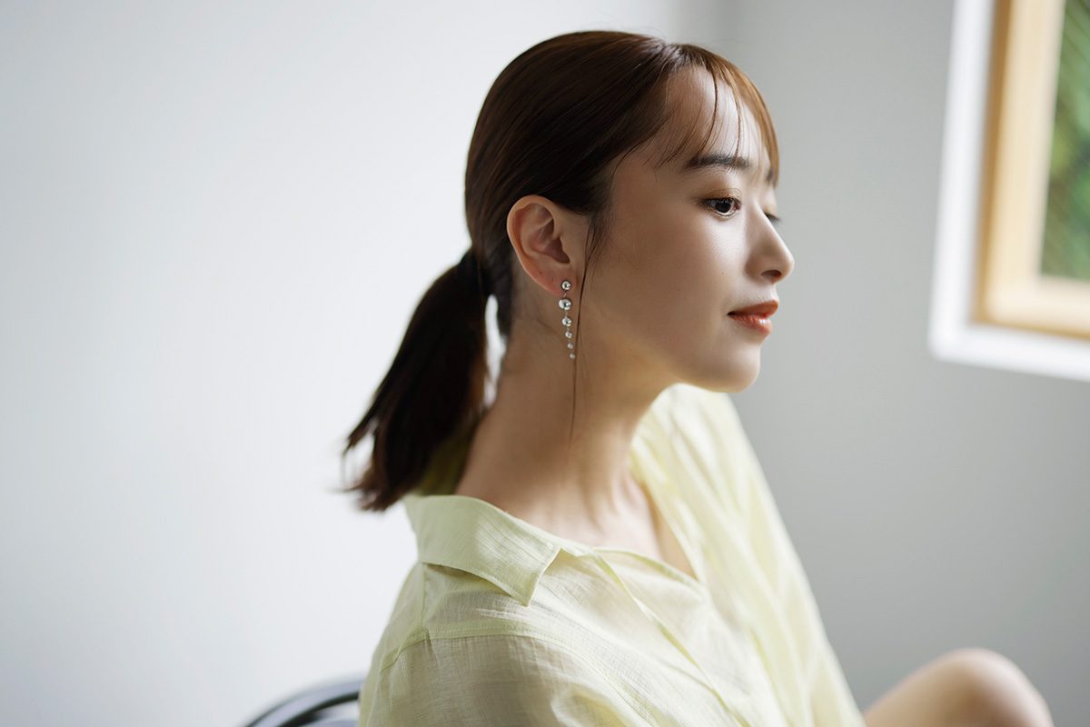 タイトなまとめ髪の女性