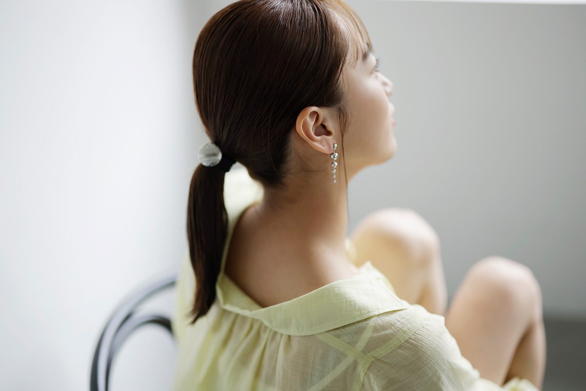 タイトなまとめ髪の女性の後ろ姿