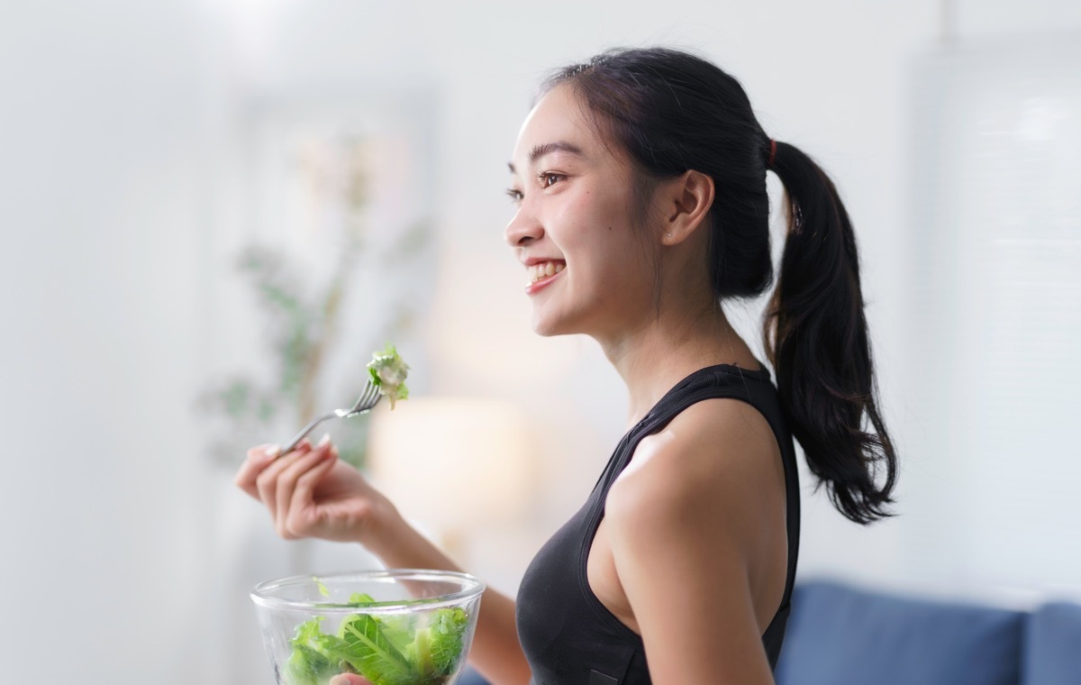 ダイエットにはげむ女性