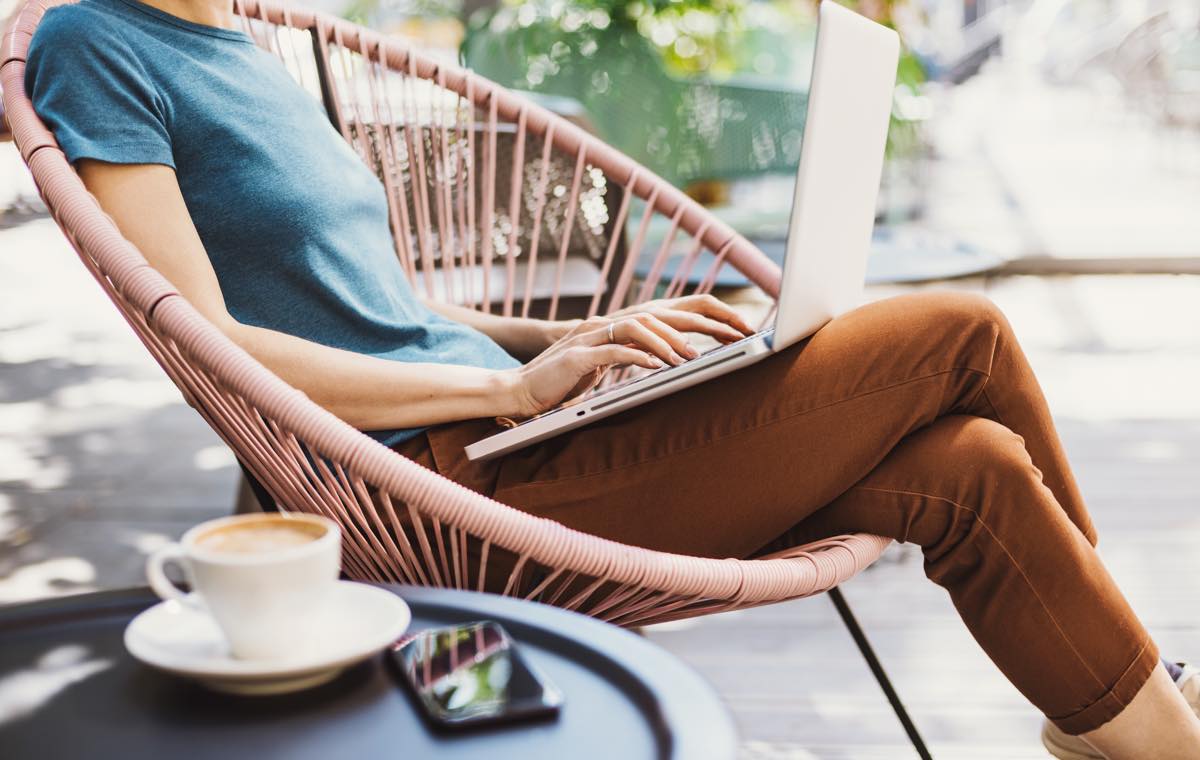 調べ物をする女性