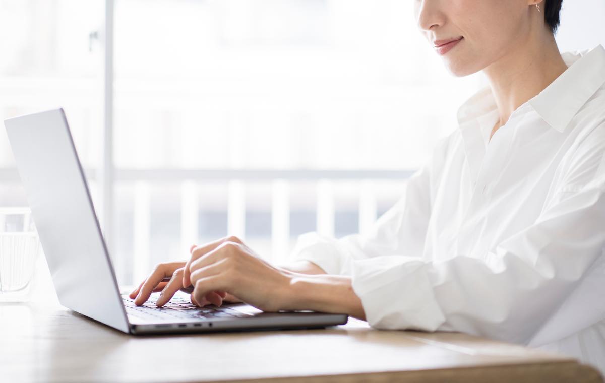 パソコンでメールを作成する女性