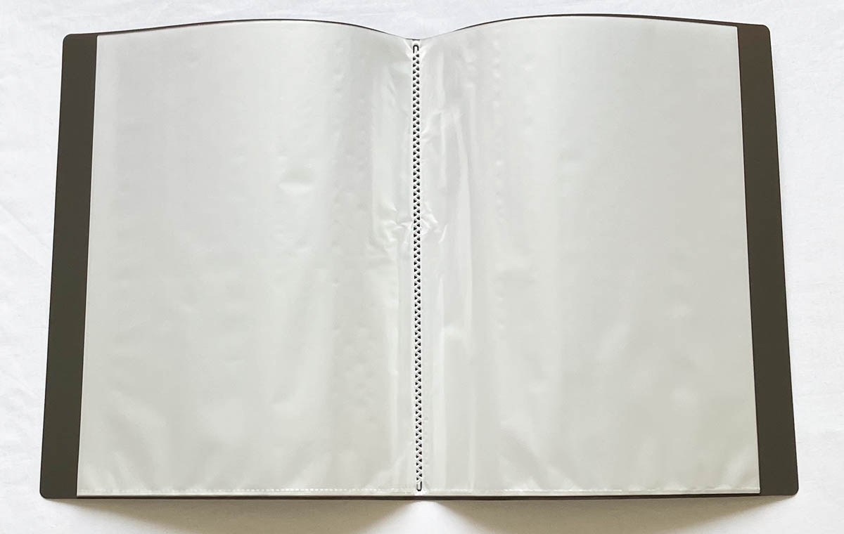 セリアの「A4クリアファイル（40P）」