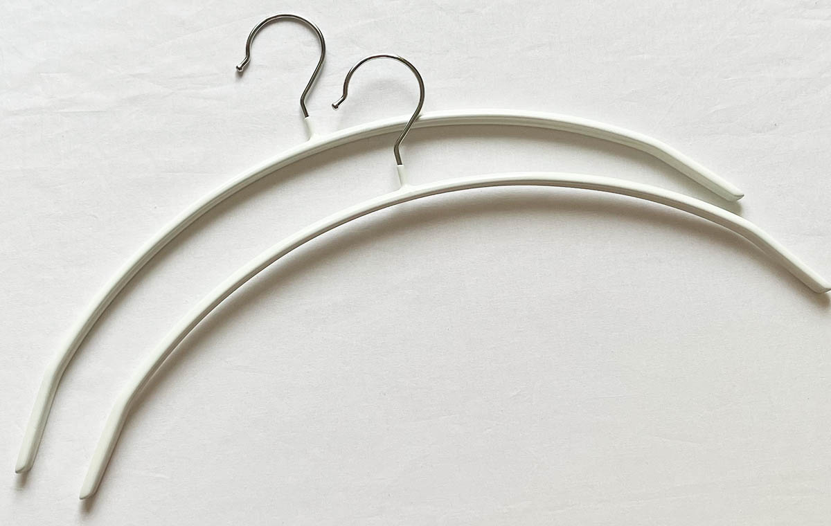 セリアの「ノンスリップハンガー アーチ型（シャツ・カーディガン用）」